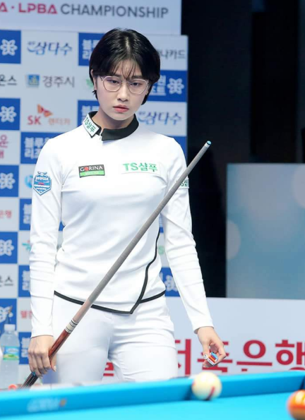 큐대와 초크를 들고 있는 여자프로당구 이미래