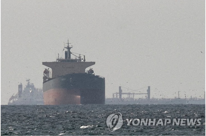 한국 해운사 HMM 화물선이 4일 저녁 호르무즈해협 안쪽 UAE인근애혁에서 폭발과 함께 화재가 발생했다. 사진=호르무즈해협에 정박중인 한 화물선, 로이터통신, 연합뉴스