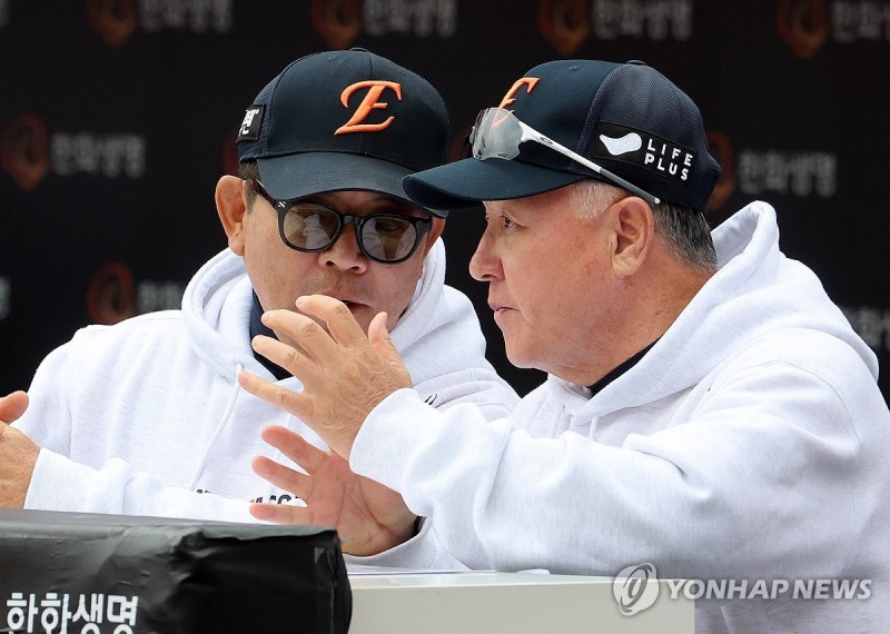 김경문 감독과 이야기하고 있는 양상문 투수 코치(왼쪽)
