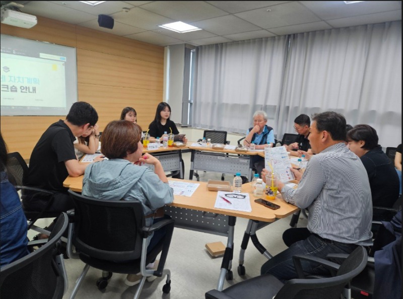수원시 권선구 곡선동 주민들이 우리동네 자치계획 수립을 위한 모임을 진행하고 있다./수원시