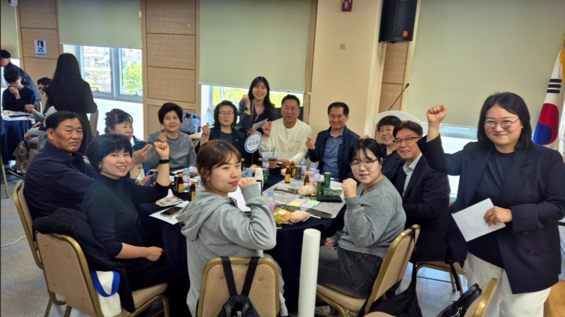 수원시 팔달구 매교동 주민들이 우리동네 자치계획 수립 모임에서 기념촬영을 하고 있다./수원시