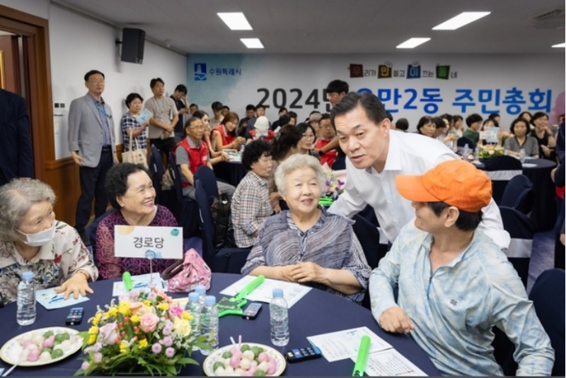 우만 2동 주민총회에 참석한 이재준 수원시장./수원시
