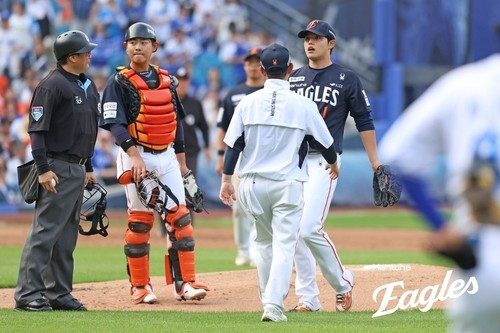 어깨 통증으로 자진 강판하는 문동주. / 사진=연합뉴스
