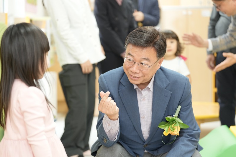 신상진 성남시장 후보가 어린이와 함께 하고있다./선거캠프