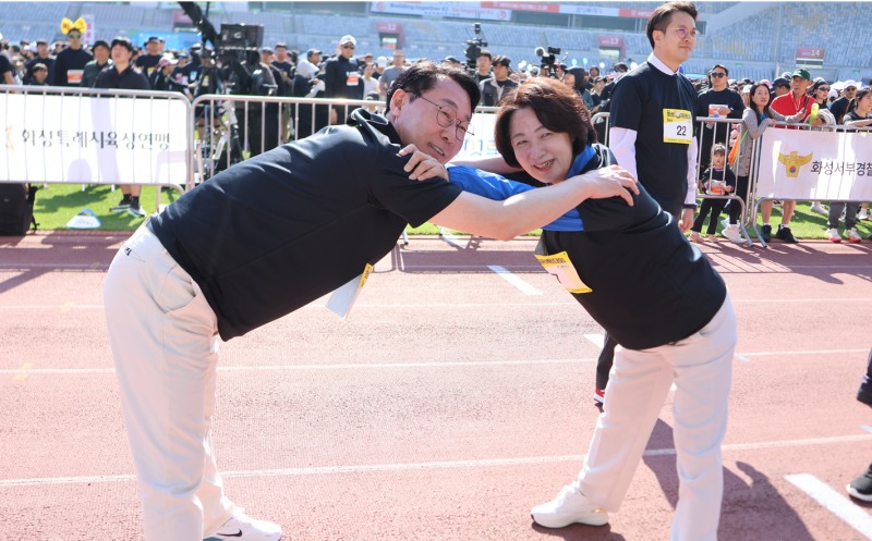 정명근 화성시장 후보와 추미애 경기도지사 후보가 함께 하ㅗ있다./선거캠프