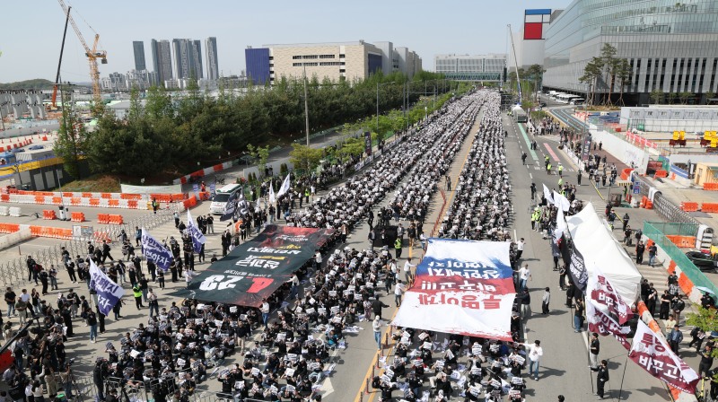 지난달 23일 경기도 평택시 삼성전자 평택캠퍼스 앞에서 열린 삼성전자 노동조합 공동투쟁본부의 결의대회 모습./연합뉴스