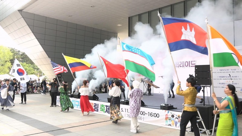 -지난해 5월 성남시청 광장서 열린 지구촌 어울림 축제 때 국기 퍼레이드./성남시