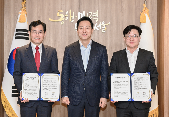 사진=2024년 3월 이기재 양천구청장(왼쪽)과 오세훈 서울시장(가운데), 김병수 김포시장이 신정지선 김포연장 업무협약을 맺고 기념촬영을 하고 있다. 제공=이기재 선거캠프