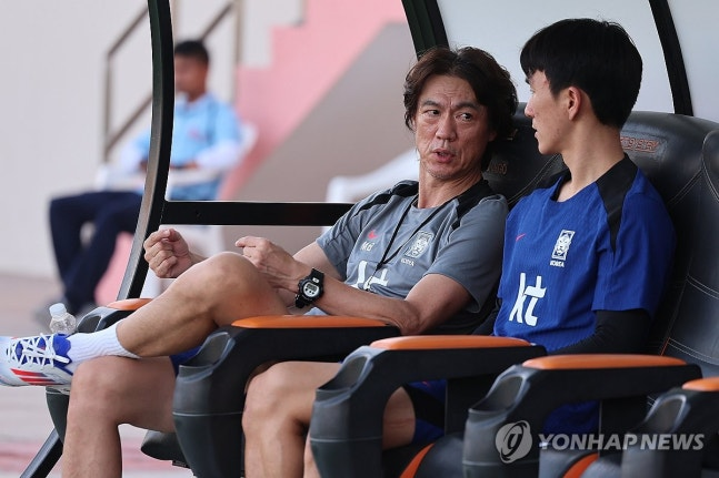 황인범과 대화 나누는 홍명보 감독 / 사진=연합뉴스