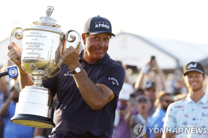 PGA 챔피언십 우승한 필 미컬슨…역대 최고령 챔피언. / 사진=연합뉴스