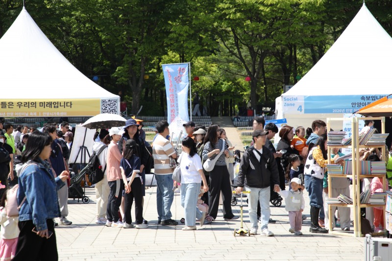 어린이날 축제에서 시민들이 행사 부스 참여