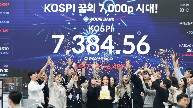코스피가 사상 처음으로 종가 기준 7000선을 돌파하며 장을 마친 6일 오후 서울 중구 우리은행 본점 딜링룸에서 직원들이 케이크를 들고 축하 세리머니를 하고 있다./연합뉴스