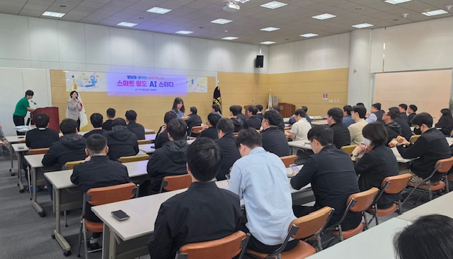 국가철도공단 영남본부 직원들이 철도 실무 중심 AI 활용 교육에 참여하고 있다./국가철도공단 영남본부