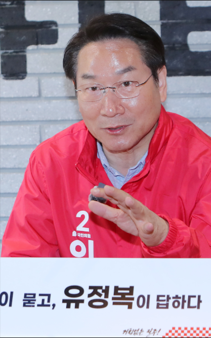 국민의힘 유정복 인천시장 후보가 6일 인천 서구 한 카페에서 루원시티 입주자 대표단과 간담회를 진행하고 있다./정복캠프