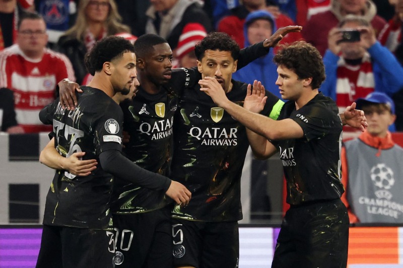 뎀벨레(왼쪽에서 두 번째)의 득점 후 기쁨을 나누는 PSG 선수들. / 사진=연합뉴스