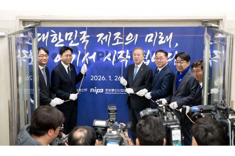 배경훈 부총리 겸 과학기술정보통신부 장관이 지난 1월 26일 전북대학교에서 열린 '피지컬 AI 실증랩 개소식' 에서 현판제막을 하고 있다(사진 왼쪽부터 이도규 정보통신정책실장, 배경훈 부총리, 양오봉 전북대학교 총장, 김종훈 전북특별자치도 경제부지사, 우범기 전주시장, 김순태 전북대학교 교수)
