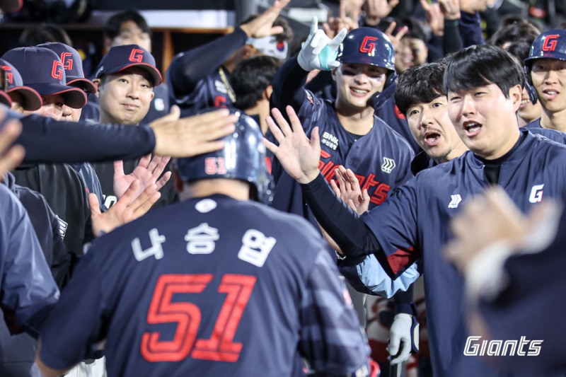 6일 롯데 자이언츠 나승엽의 6회초 2점 홈런 이후 롯데 더그아웃 모습. / 사진=연합뉴스