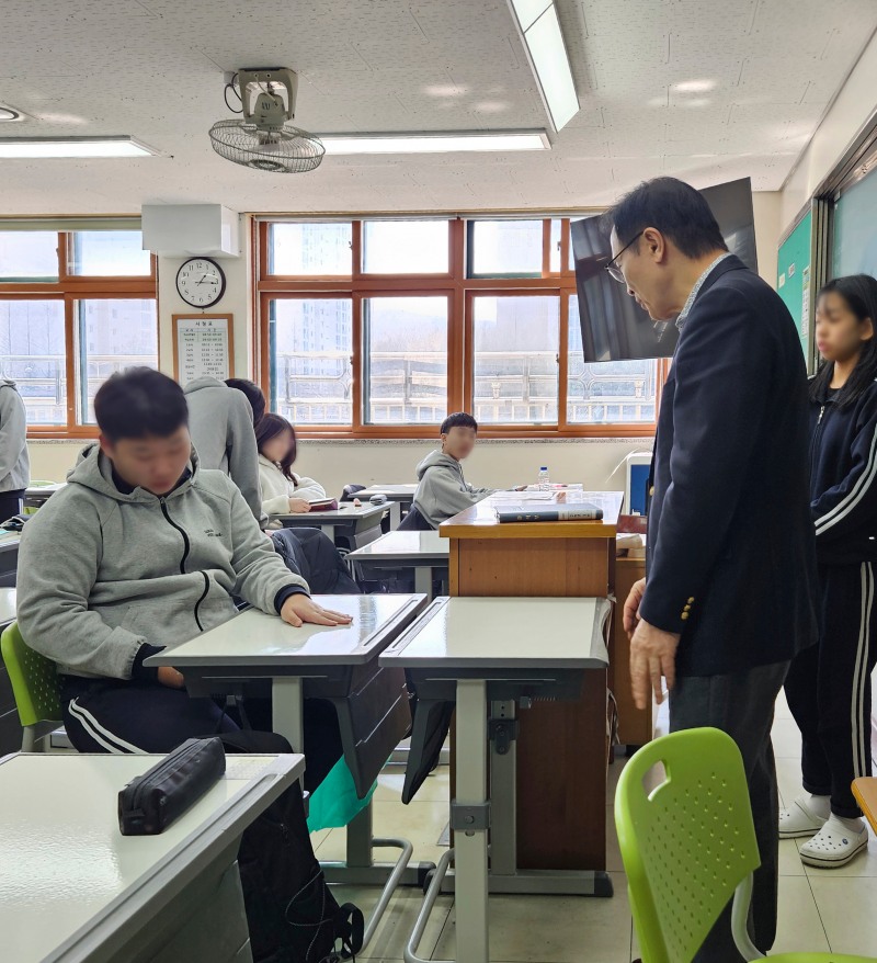 임태희 경기도교육감 후보가 일선 학교 과밀학급 상황을 파악하고있다./임태희미래교육캠프