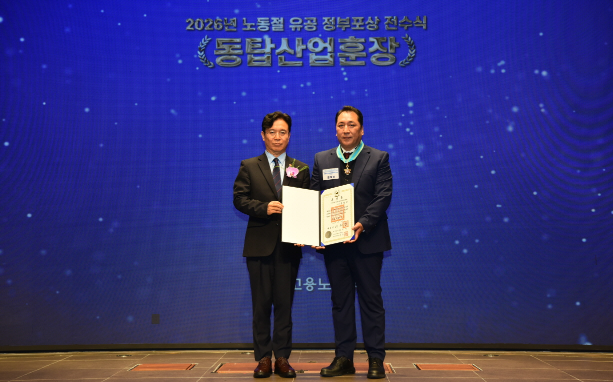 지난 6일, 서울 여의도 CCMM빌딩에서 열린 ‘2026년 노동절 유공 정부포상 전수식’에서 문철현 SK인텔릭스통합지부장이 동탑산업훈장 수훈 후 기념촬영을 하고 있다. (왼쪽부터)김영훈 고용노동부 장관, 문철현 SK인텔릭스통합지부장./SK인텔릭스
