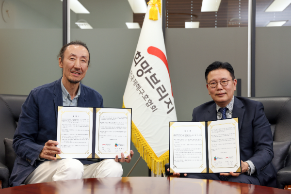 (왼쪽부터)한기범희망나눔 한기범 회장, 희망브리지 신훈 사무총장