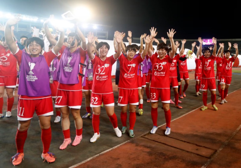 지난해 11월 북한의 내고향여자축구단이 미얀마 양곤에서 AWCL ISPE(미얀마)와의 경기후 팬들에게 인사를 하고 있다/ 사진= 연합뉴스.