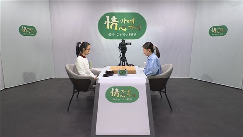 한국 여자바둑 1위 김은지(오른쪽) 9단이 중국 저우훙위 9단에게 승리했다. / 사진=연합뉴스