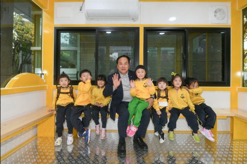 이권재 오산시장 후보가 어린이들과 기념촬영을 하고있다./선거캠프