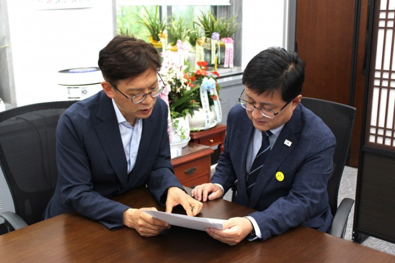 현근택 용인시장 후보와 김성환 기후부 장관이 함께하고 있다./선거캠프