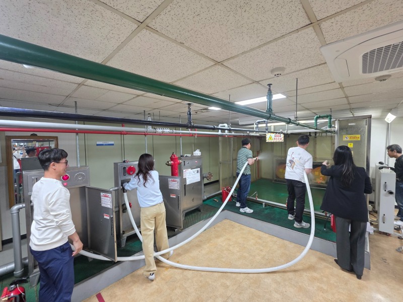 지난달 30일 낙동강물환경센터 직원들이 옥내소화전 방수 교육을 하고 있는 모습./한국소방안전원 대구경북지부
