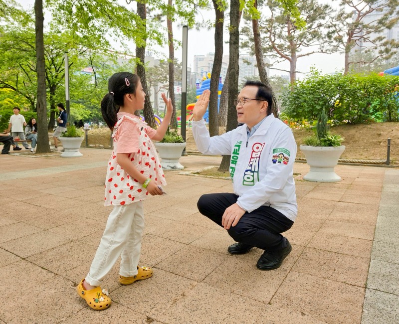 임태희 경기도교육감 후보가 어린이와 함께하고 있다./페북 캠처