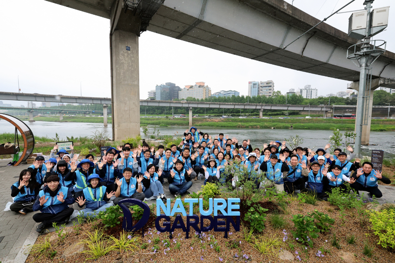 대우건설 임직원들이 준공한 ‘대우건설 Nature’ 정원에서 사진촬영을 하고 있다./대우건설
