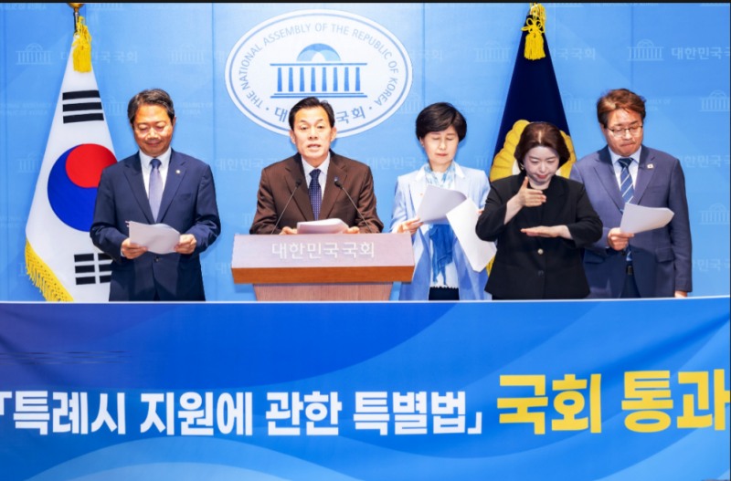 이재준 수원특례시장이 김승원 의원(왼쪽), 염태영 의원(오른쪽부터), 백혜련 의원과 기자회견을 하고 있다./수원시