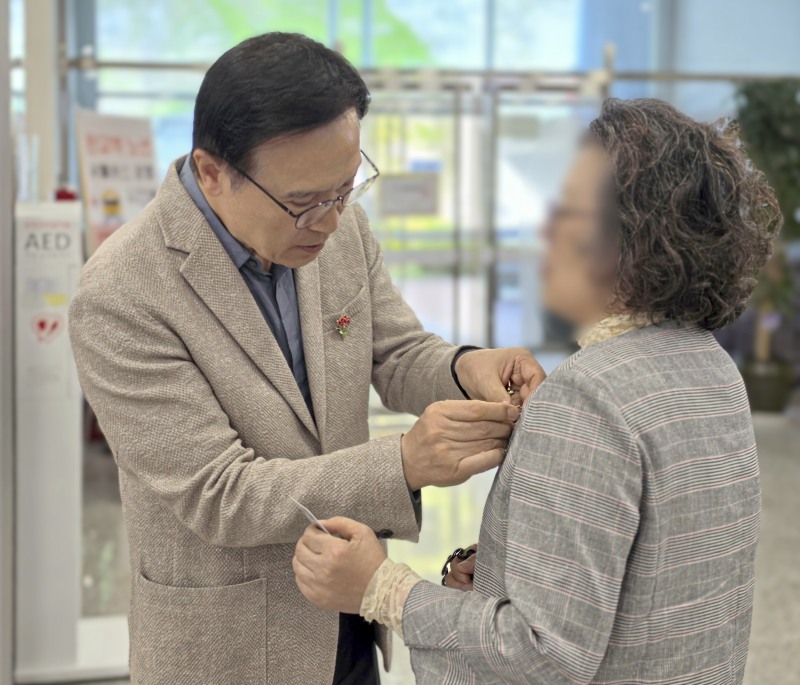 임태희 경기도교육감 후보가 어버이날을 맞아 어르신들에게 헌신과 사랑의 감사 표현을 하고있다./임태희미래교육캠프
