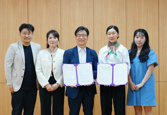지난 4월 30일, 성신여대 인문융합예술대학과 부암아트센터 관계자들이 MOU 체결 후 기념 촬영을 하고 있다. (왼쪽부터) 성신여대 김정범 현대실용음악학과장, 김미숙 무용예술학과장, 박홍준 인문융합예술대학장, 부암아트센터 정유진 대표, 박유선 사무국장. (사진제공=성신여대)
