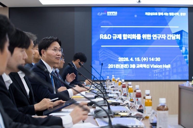 구혁채 과학기술정보통신부 제1차관이 지난달 15일 중앙대학교에서 열린 'R&D 규제 합리화를 위한 연구자 간담회'에서 청년 연구자들과 함께 R&D 현장규제 합리화 방안을 논의하고 있다
