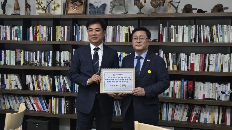 김병운 민주당 성남시장 후보와 김성환 기후부 장관이 함께 하고있다./선거캠프