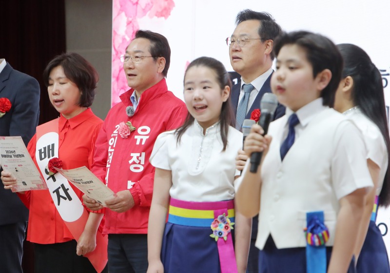 유정복 인천시장 후보가 8일 노인종합문화회관에서 열린 '제54회 어버이날 기념행사'에서 어머님의은혜를 합창하고 있다./정복 캠프