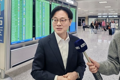 김정관 산업통상부 장관이 지난 6일(현지시간) 미국 덜레스 국제공항에서 기자들의 질문에 답하고 있다./연합뉴스