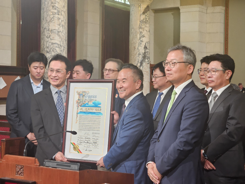 8일(현지시간) 미국 캘리포니아주 로스앤젤레스(LA) 시청에서 '한류 종합행사'인 K-엑스포 개최식 모습. (앞 줄 왼쪽부터) 유현석 한국콘텐츠진흥원 원장 직무대행, 존 리 LA 시의원, 김영완 LA총영사./연합뉴스