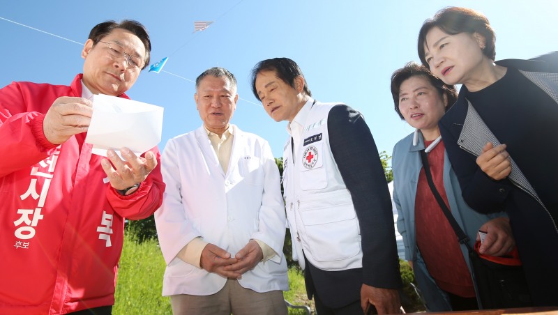 유정복 인천시장 후보가 9일 인천 적십자병원에서 열린 ‘다문화 건강축제’에서 진지한 모습으로 마술을 선보이고 있다./정복캠프