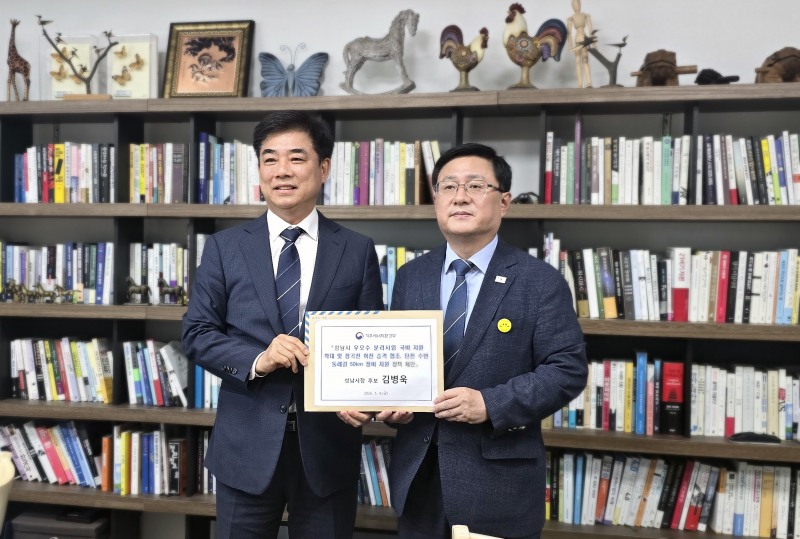 김병욱 민주당 성남시장 후보와 김성환 기후에너지환경부 장관이 함께 하고있다./선거캠프