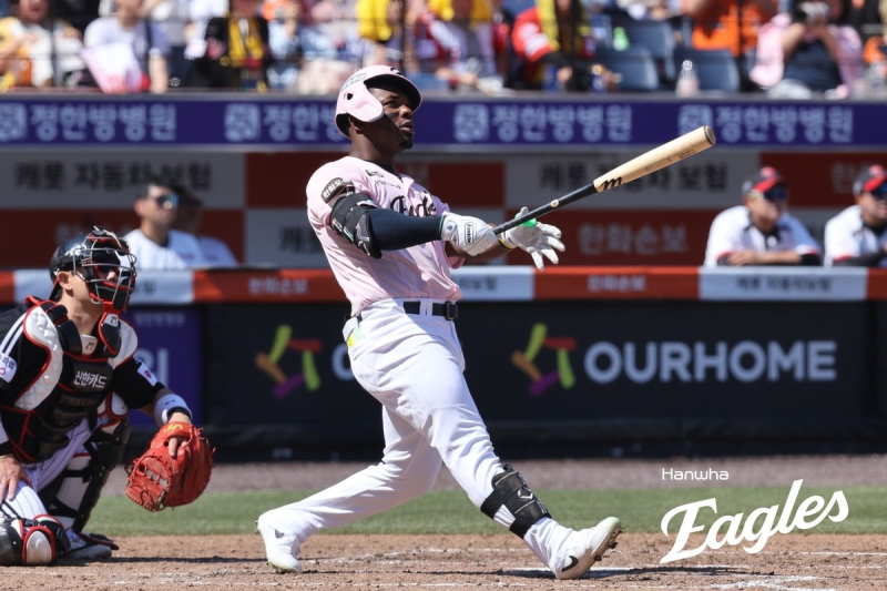 동점 투런 홈런 터뜨린 한화 페라자 / 사진=한화 이글스 제공