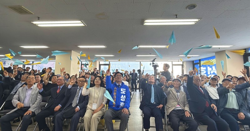 9일 도성훈 인천시교육감 후보 선거사무소 개소식에서는 캘리그래피 퍼포먼스와 함께 참석자들이 ‘읽걷쓰AI로 학생성공시대 완성’ 문구가 적힌 종이비행기를 날리는 행사가 진행됐다./선거캠프