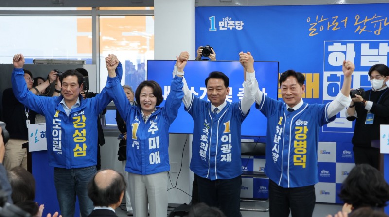 추미애 경기도지사 후보가 9일 이광제 후보와 함께 하고있다./페북 캡처