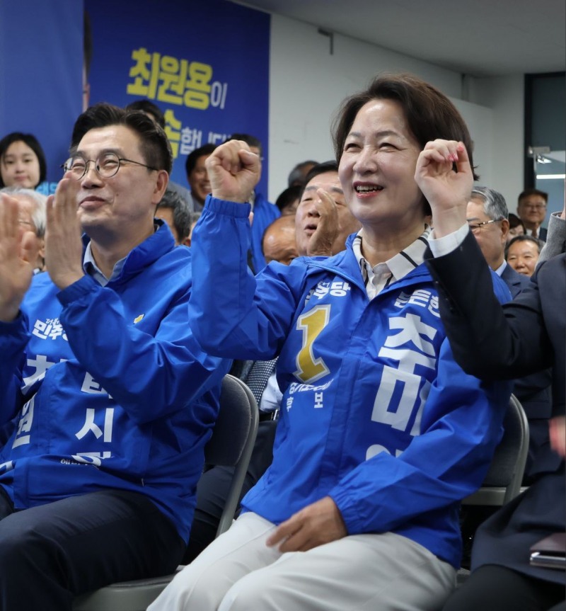 추미애 경기도지사 후보와 최원용 평택시장 후보와 함께 하고있다./페북 캡처