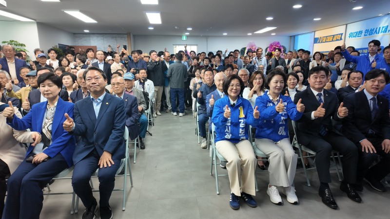 추미애 경기도지사 후보와 김보라 안성시장 후보가 함께 하고있다./페북 캡처