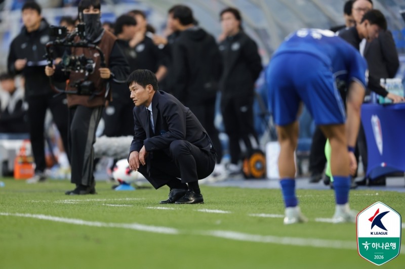 답답한 표정의 이정효 수원 감독. / 사진=연합뉴스