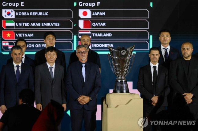 2027 AFC 아시안컵 우승 트로피 앞에서 사진 촬영에 나선 김상식(밑줄 왼쪽 두번째) 베트남 대표팀 감독 / 사진=연합뉴스