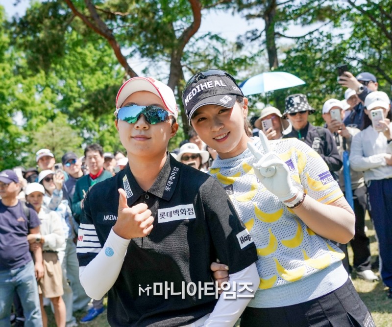김효주-박현경, 다정하게 포즈 / 사진=마니아타임즈 손진현 기자