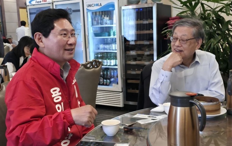 이상일 국민의힘 용인시장 후보가 김황식 전 국무총리와 함께 하고있다./선거캠프